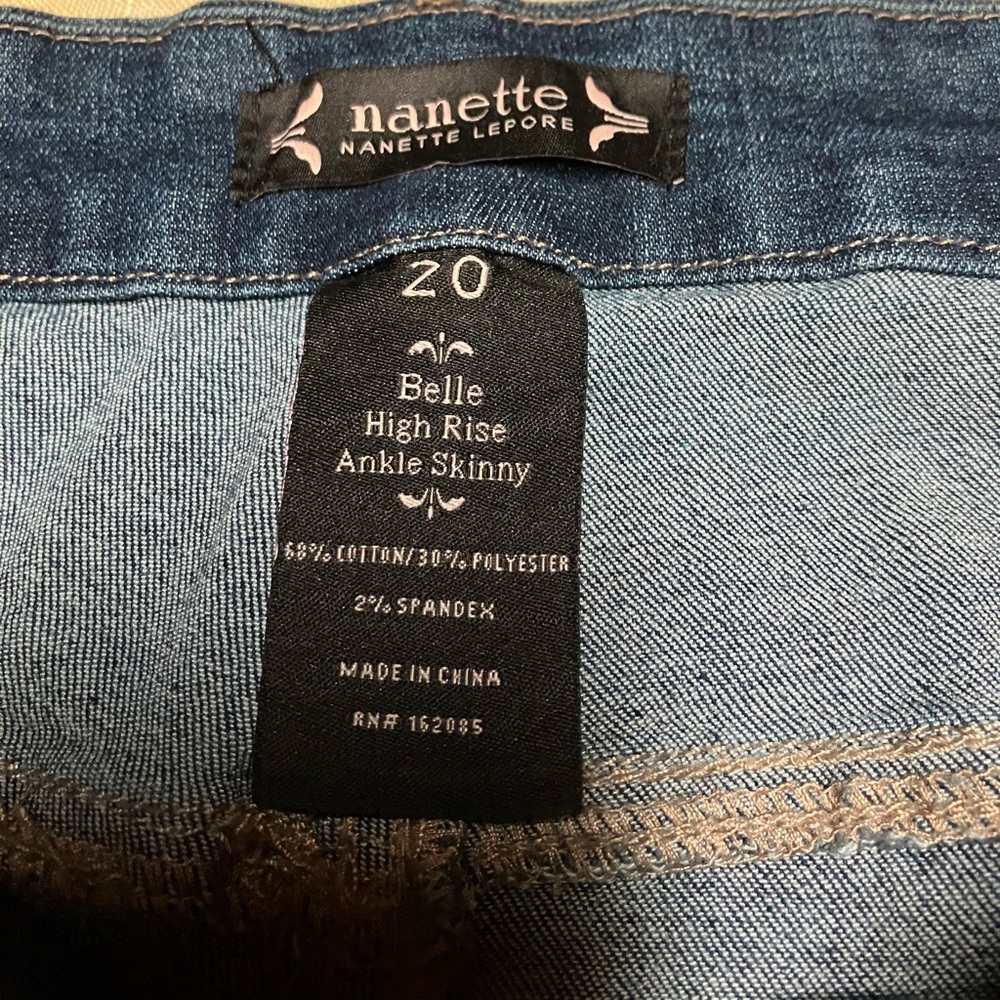 Brand new pair never been worn women’s skinny jeans.
